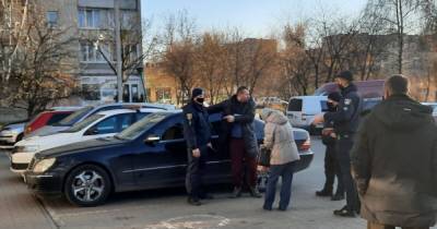 В Луцке мужчина подрался с полицией из-за отсутствия маски (ФОТО)
