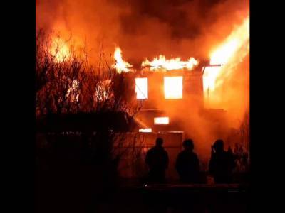 Частный дом и автомобиль сгорели при пожаре в Заволжье