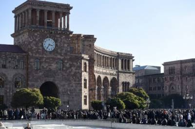 Парламент Армении начал обсуждение вопроса отмены военного положения