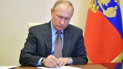 Путин поручил улучшить нормативное регулирование удаленной работы