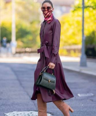 Кожаное платье в оттенке марсала + изумрудная сумка: урок стиля от Оливии Палермо