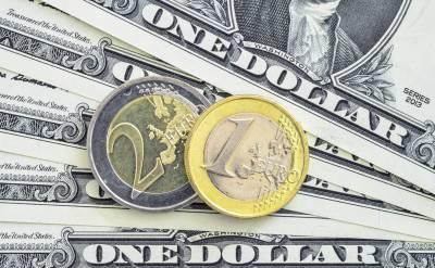 Курс валют сегодня: цена на доллар и евро снижается