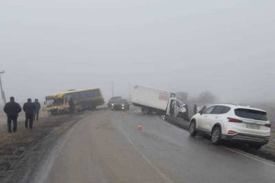 На Дону грузовик врезался в автобус с шахтерами: пострадали трое