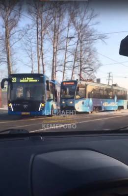 В Кемерове столкнулись маршрутка и трамвай