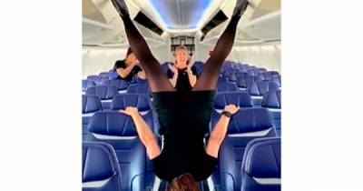 В Сети распространяется видео флешмоба стюардесс, закрывающих багажные полки вверх ногами