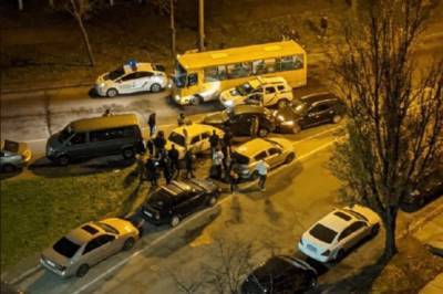 В Киеве пьяный водитель разбил припаркованные авто, пытаясь сбежать от копов (фото, видео)