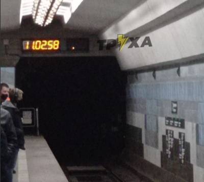 "Хочется верить, что все хорошо": в харьковском метро девушка прыгнула под поезд, движение остановлено