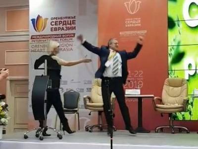 Прыгающего председателя Ремесленной палаты Оренбуржья пришлось выводить со сцены (видео)