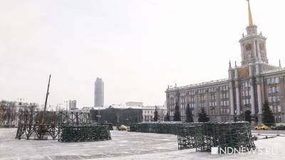На главной площади Екатеринбурга устанавливают елку (ВИДЕО)