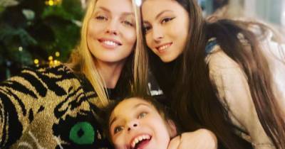 Оля Полякова с дочерьми на Подоле покаталась на колесе обозрения