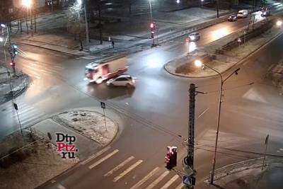 Легковушка врезалась в пожарную машину в Петрозаводске