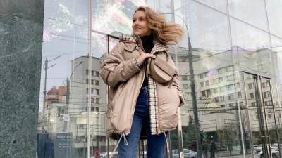 В свитере и кожаных штанах: Алена Шоптенко продемонстрировала стильный образ
