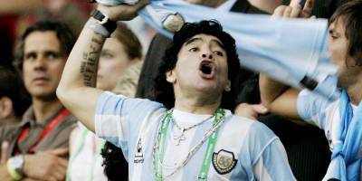 «Бог мертв». Мир скорбит по легенде мирового футбола Диего Марадоне — обложки прессы