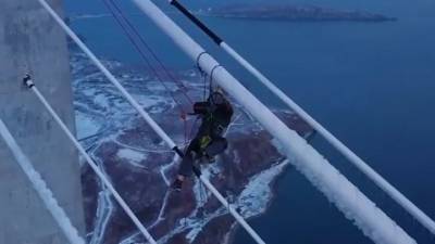 Альпинист снял на видео процесс очистки Русского моста ото льда