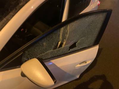 Отлетевший кусок асфальта разбил липчанину окно автомобиля