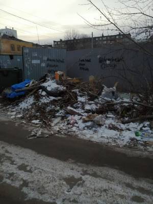 Жители Челябинска пожаловались на свалку мусора рядом с детским садом