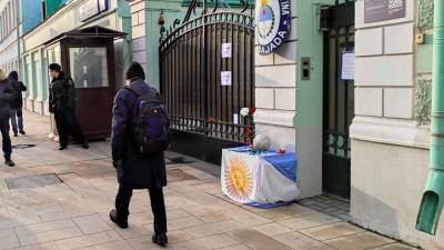 Москвичи принесли цветы к посольству Аргентины в память о Марадоне