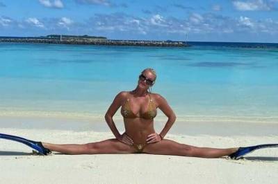 Бывшая российская балерина Волочкова показала на пляже шпагат в ластах