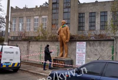 В Киеве у метро поставили памятник Ленину и просили деньги за фото