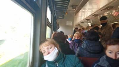 "Всем плевать на маски": харьковские проводницы прославились после фото в сети, пассажиры негодуют