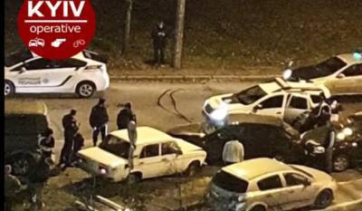 В Киеве на Березняках водитель на "ВАЗе" пытался убежать от патрульных и разбил несколько машин