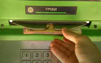 Могут подсунуть даже банкоматы: Украину заполонили фальшивые деньги, как отличить подделку
