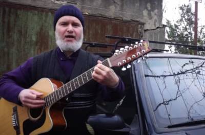 Украинский священник написал песню о бездорожье и прославился в сети, видео: "Следом за воронкой снова яма"