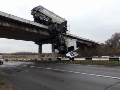 ДТП под Мариуполем: фура зависла на мосту, водитель не пострадал