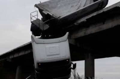 Ангелы существуют! На Донбассе водитель фуры чудом уцелел после падения с моста (ВИДЕО)