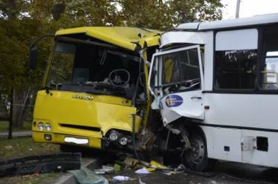 Девять человек пострадали при столкновении автобусов в Анапе