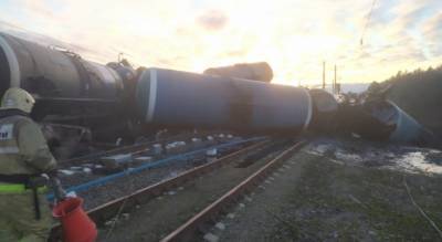 Поезд сошел с рельс и перевернулся: почти 900 тонн мазута везут в центр Ярославля