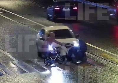 В Санкт-Петербурге иномарка сбила трехлетнюю девочку и коляску с ребенком