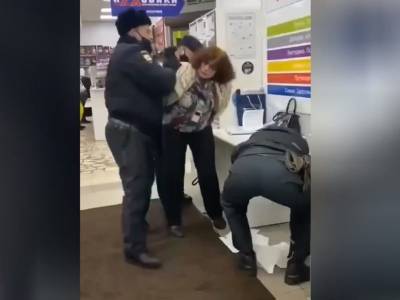 В Москве полицейские скрутили пенсионерку, как террористку: она убеждала людей снять маски