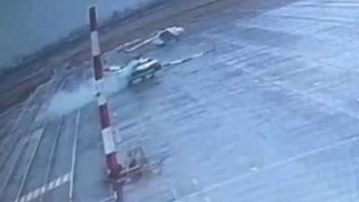 Момент падения мачты на вертолет в аэропорту Волгограда попал на видео