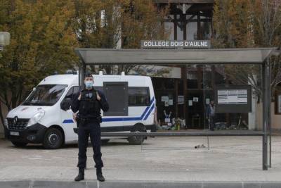 Еще четырем школьникам предъявили обвинения по делу об убийстве учителя во Франции