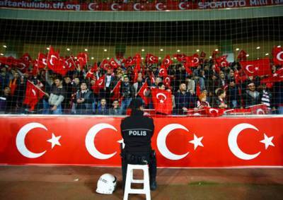 Турецкие фанаты свистели и кричали «Аллах акбар!» во время минуты молчания по Парижу