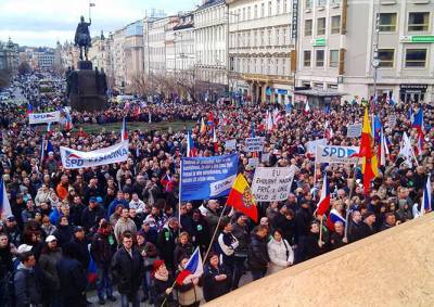 На демонстрации против ислама и беженцев в Праге вышли тысячи человек