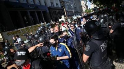 Во время церемонии прощания с Марадоной в Буэнос-Айресе произошли беспорядки