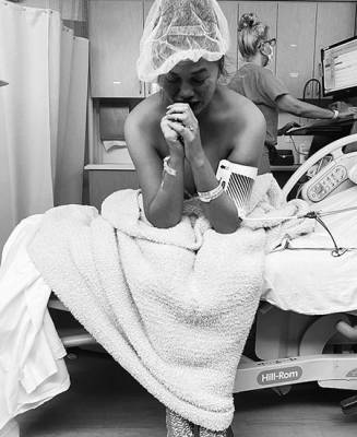 «Мне оказывают помощь»: Модель Крисси Тейген находится в депрессии после выкидыша