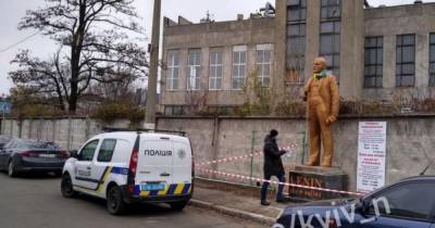 В Киеве неизвестные установили памятник Ленину и организовали фото-бизнес (фото)