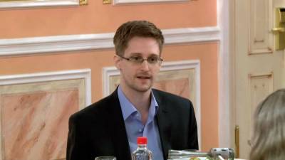 Захар Прилепин наградит Сноудена «за правду»
