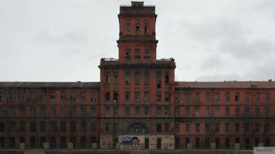 Крыша исторического здания завода обрушилась в центре Петербурга
