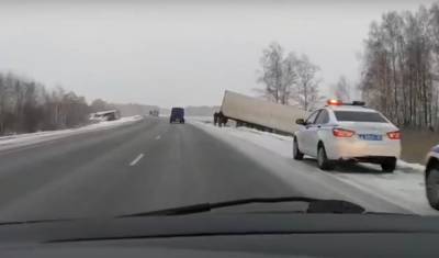 Два грузовика вылетели в кювет из-за аварии на трассе Тюмень-Омск