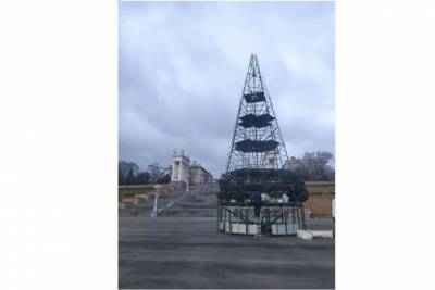 Новогоднюю елку в Волгограде устанавливают на Центральной набережной