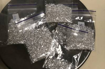В "Борисполе" у пассажиров в трусах нашли бриллианты на 15 млн грн: фото камней