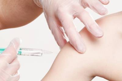 Врачи Рязанской ОКБ проходят вакцинацию от коронавируса