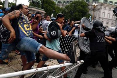На церемонии прощания с Марадоной фанаты подрались с полицией