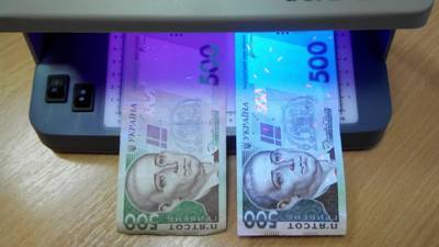 В Украине распространяют фальшивые деньги, которые сложно отличить от настоящих: как не стать жертвой мошенников
