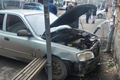 В Ростове водитель иномарки сбил пожилую женщину на остановке