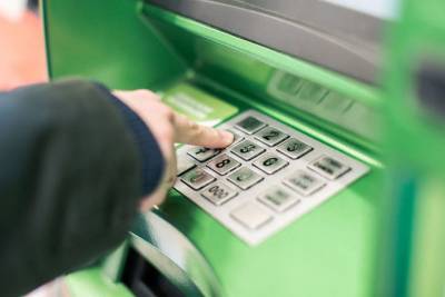 В Твери мужчина забрал чужие деньги из банкомата и пожалел об этом